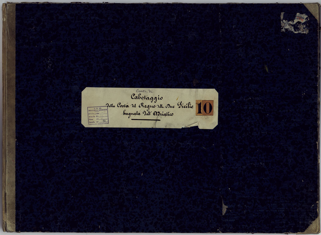 (N:25051) CARTA DI CABOTAGGIO DELLA COSTA DEL REGNO DELLE DUE SICILIE BAGNATA DALL'ADRIATICO DAL FIUME TRONTO AL CAPO DI S.TA MARIA DI LEUCA ESEGUITA NEL REALE OFFICIO TOPOGRAFICO. NAPOLI, 1834 - COPERTINA. (CA007032, CA007047) Carte e stampe antiche: riproduzione a colori su carta (formato A1)