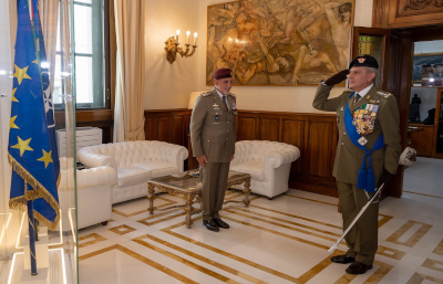 IL Generale Salvatore Camporeale saluta la Bandiera di Guerra