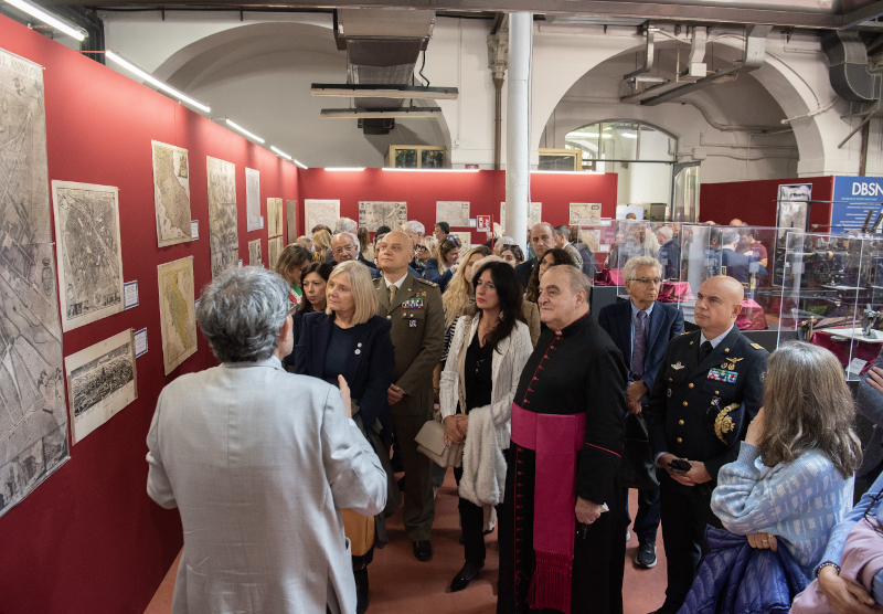 Un momento dell'inaugurazione della mostra, con il Prof. Cantile che illustra una delle carte esposte