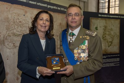 Bandiera Istituto Geografico Militare - dono alla Senatrice Rauti Bandiera Istituto Geografico Militare - dono alla Senatrice Rauti