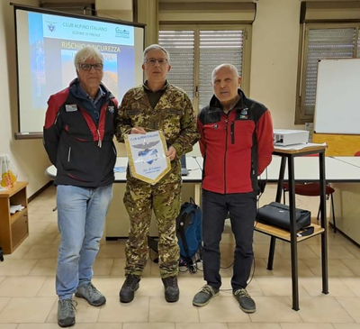 Il Col. Claudio Panizzi e i rappresentanti del CAI Il Col. Claudio Panizzi e i rappresentanti del CAI