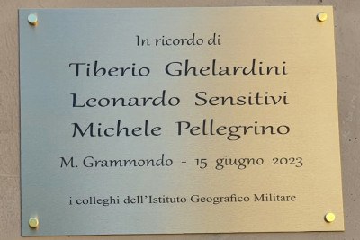 La targa commemorativa apposta in onore dei colleghi caduti La targa commemorativa apposta in onore dei colleghi caduti